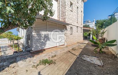 KARABURUN'DA ADA MANZARALI,GENİŞ BAHÇELİ MÜSTAKİL 3 KATLI YAZLIK