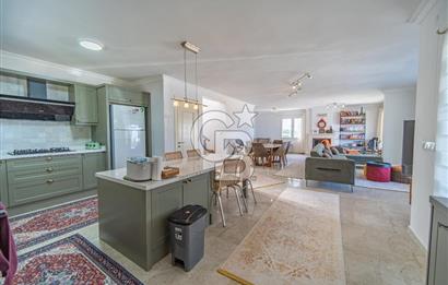 KARABURUN'DA ADA MANZARALI,GENİŞ BAHÇELİ MÜSTAKİL 3 KATLI YAZLIK
