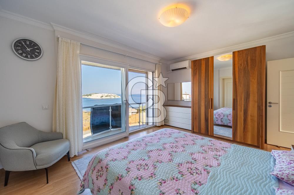 KARABURUN'DA ADA MANZARALI,GENİŞ BAHÇELİ MÜSTAKİL 3 KATLI YAZLIK