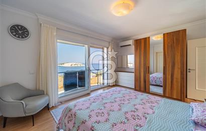 KARABURUN'DA ADA MANZARALI,GENİŞ BAHÇELİ MÜSTAKİL 3 KATLI YAZLIK