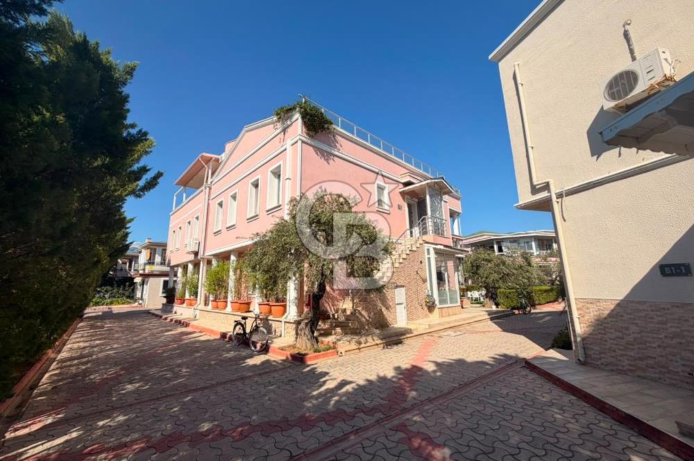Denize Sıfır Konumda, 330 m² Açık Alanlı Sitede 4+1 Dubleks Villa