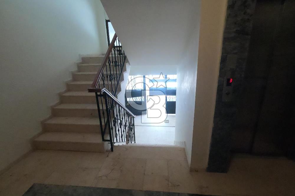 Karamürsel Dereköyde Deniz Manzaralı Havuzlu 3+1 Daire