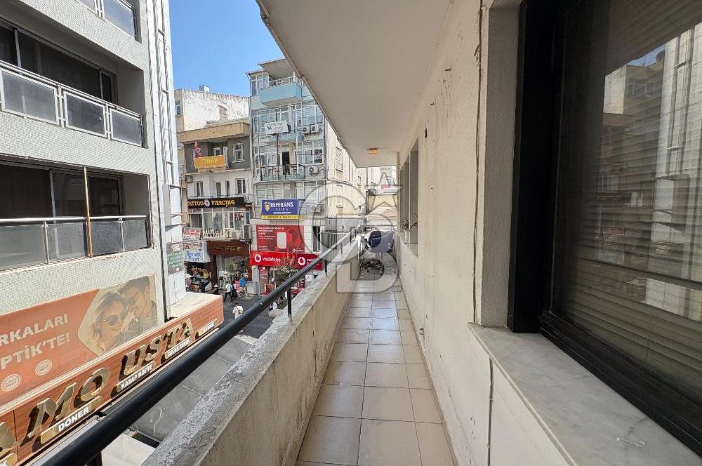 Karşıyaka Çarşı Tabela Değeri Yüksek Asansörlü 1+0 Kiralık Ofis
