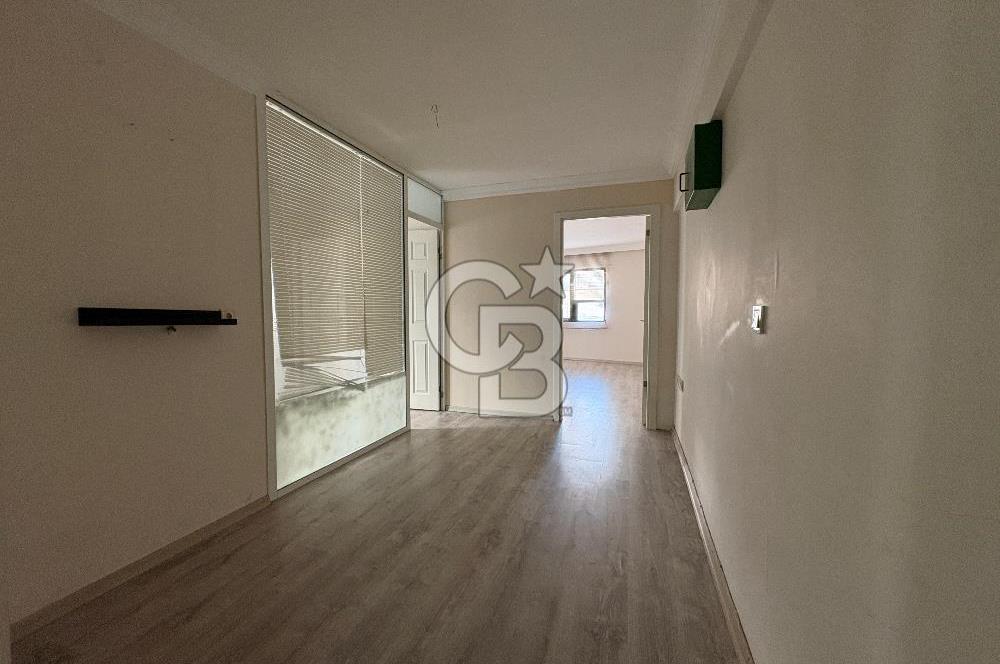 Karşıyaka Çarşı Tabela Değeri Yüksek Asansörlü 1+0 Kiralık Ofis
