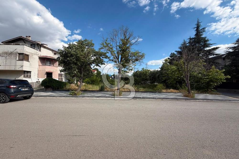 İNCEK ÖYSEKENT'TE CADDE ÜZERİNDE TEK TAPU 660 M2 KÖŞE PARSEL