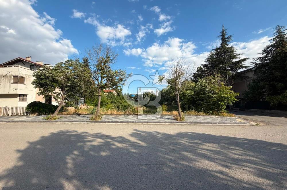İNCEK ÖYSEKENT'TE CADDE ÜZERİNDE TEK TAPU 660 M2 KÖŞE PARSEL