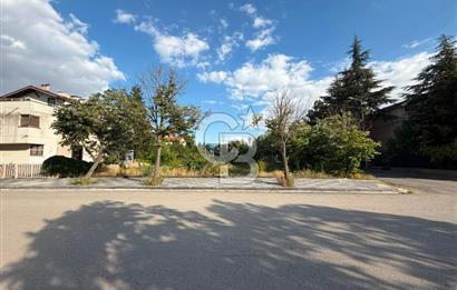 İNCEK ÖYSEKENT'TE CADDE ÜZERİNDE TEK TAPU 660 M2 KÖŞE PARSEL