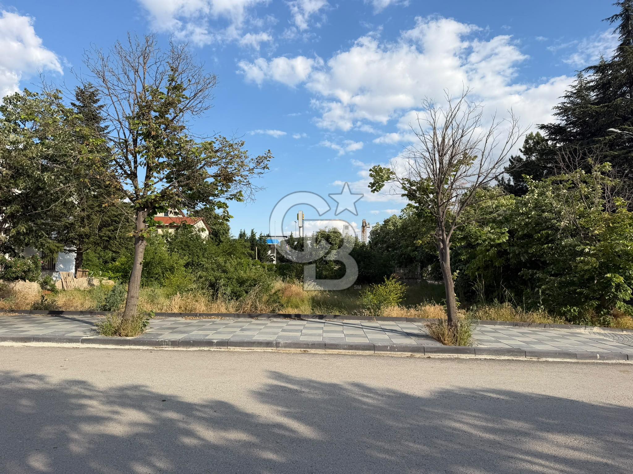İNCEK ÖYSEKENT'TE CADDE ÜZERİNDE TEK TAPU 660 M2 KÖŞE PARSEL