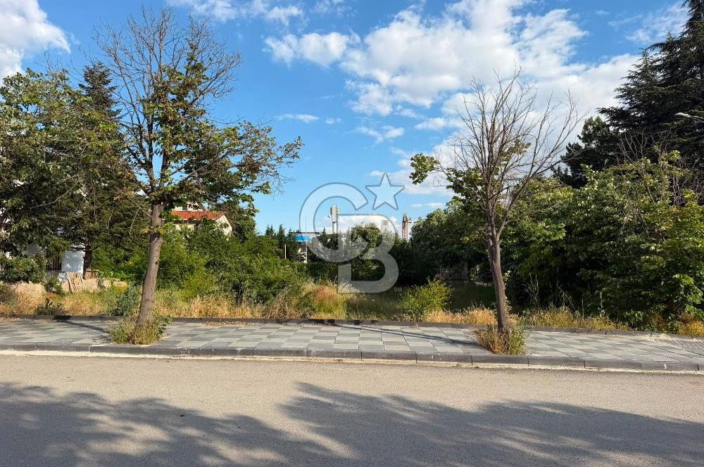İNCEK ÖYSEKENT'TE CADDE ÜZERİNDE TEK TAPU 660 M2 KÖŞE PARSEL