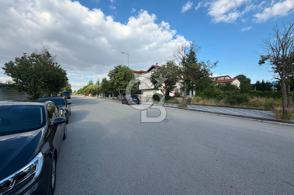 İNCEK ÖYSEKENT'TE CADDE ÜZERİNDE TEK TAPU 660 M2 KÖŞE PARSEL