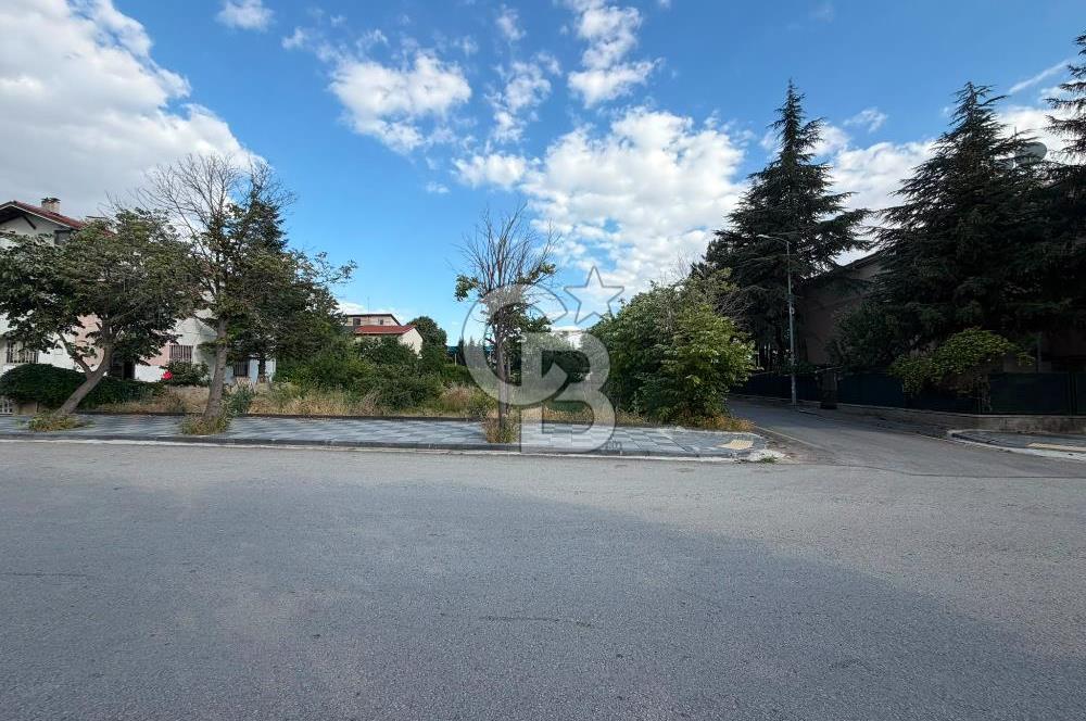 İNCEK ÖYSEKENT'TE CADDE ÜZERİNDE TEK TAPU 660 M2 KÖŞE PARSEL
