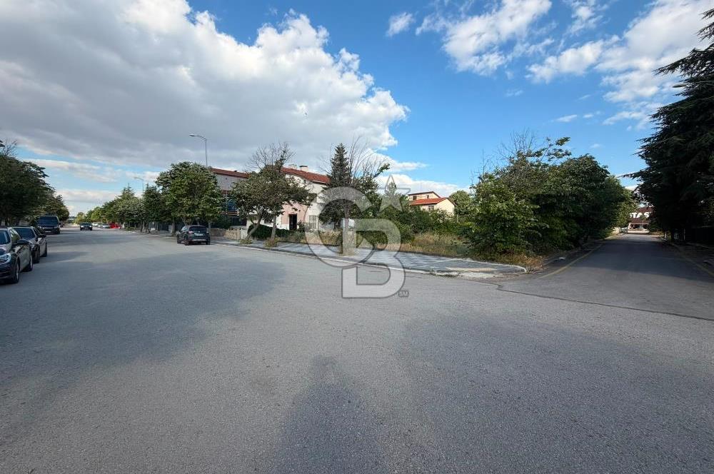 İNCEK ÖYSEKENT'TE CADDE ÜZERİNDE TEK TAPU 660 M2 KÖŞE PARSEL