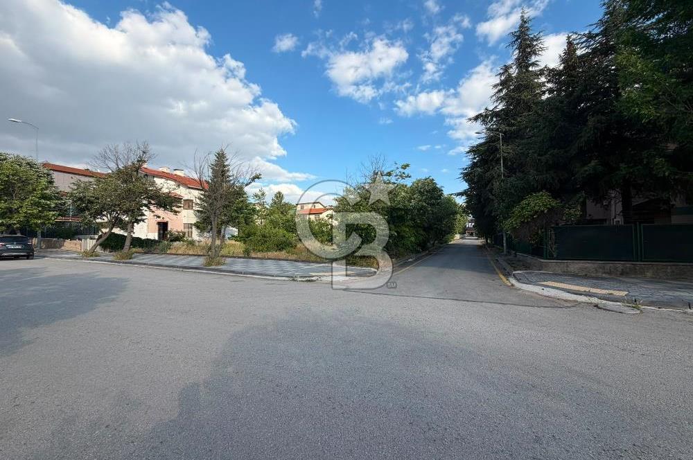 İNCEK ÖYSEKENT'TE CADDE ÜZERİNDE TEK TAPU 660 M2 KÖŞE PARSEL
