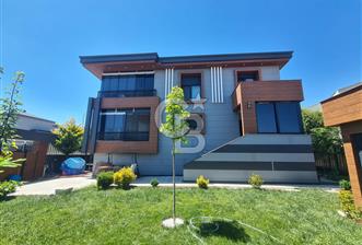 BAĞLICADA 5+1 LÜX YAPILI 300 M2 SATILIK VİLLA - 1 - 369049