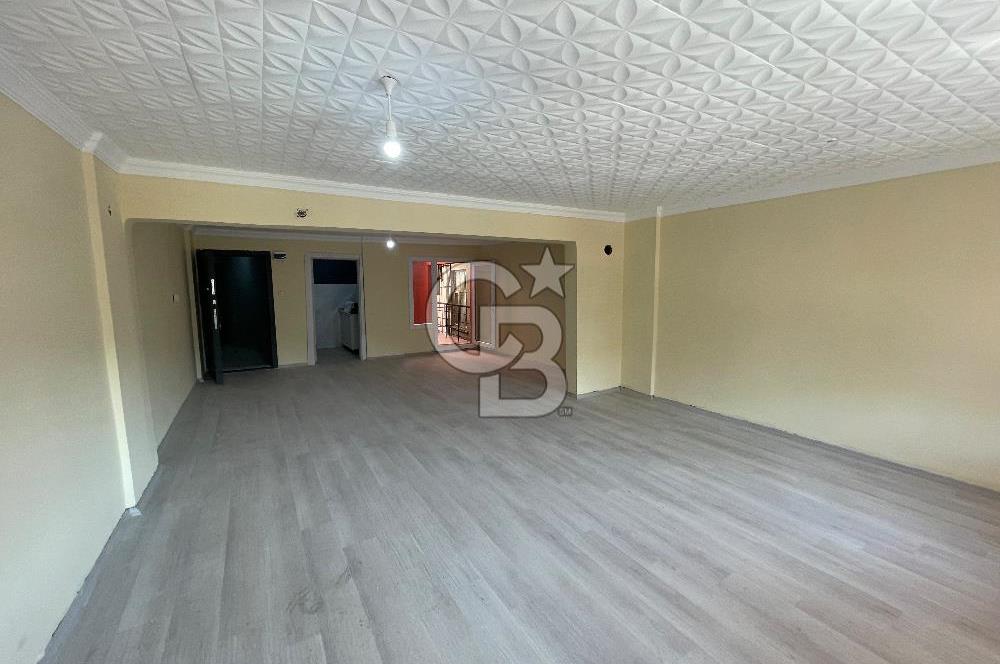 BERGAMA CUMHURİYET MEYDANINDA MERKEZİ KİRALIK OFİS