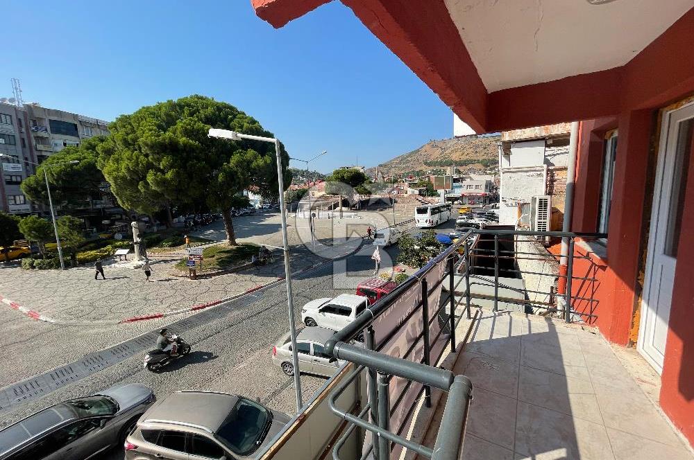 BERGAMA CUMHURİYET MEYDANINDA MERKEZİ KİRALIK OFİS
