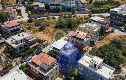 Yeni Foça'da Deniz Manzaralı 6+1 Bahçe Dubleksi