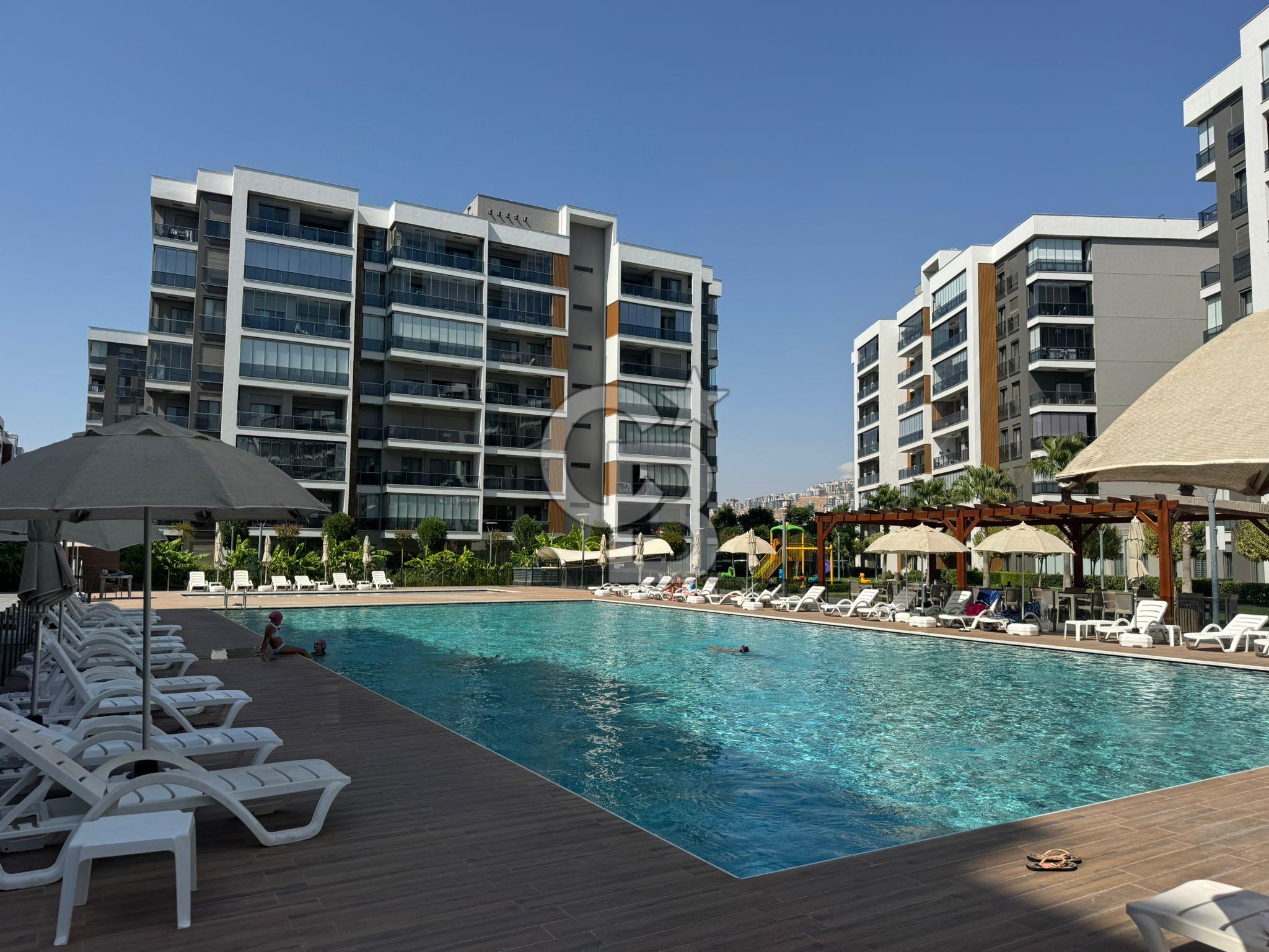 Ataşehir Modern1'de, 2 Balkondan Havuz Manzaralı, Satılık 3+1 Daire