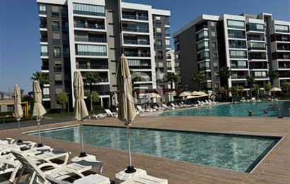 Ataşehir Modern1'de, 2 Balkondan Havuz Manzaralı, Satılık 3+1 Daire