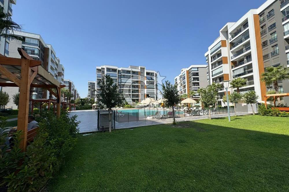 Ataşehir Modern1'de, 2 Balkondan Havuz Manzaralı, Satılık 3+1 Daire