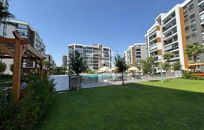 Ataşehir Modern1'de, 2 Balkondan Havuz Manzaralı, Satılık 3+1 Daire