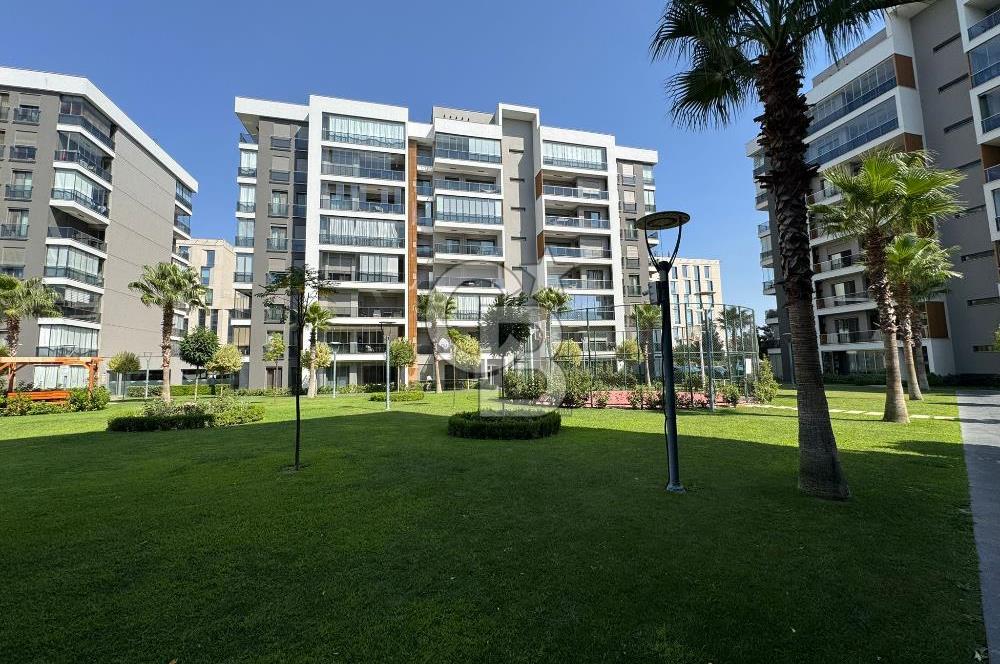 Ataşehir Modern1'de, 2 Balkondan Havuz Manzaralı, Satılık 3+1 Daire