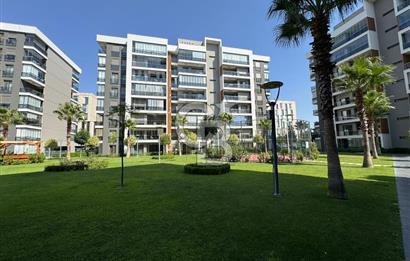 Ataşehir Modern1'de, 2 Balkondan Havuz Manzaralı, Satılık 3+1 Daire