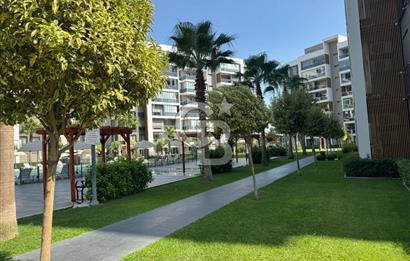 Ataşehir Modern1'de, 2 Balkondan Havuz Manzaralı, Satılık 3+1 Daire