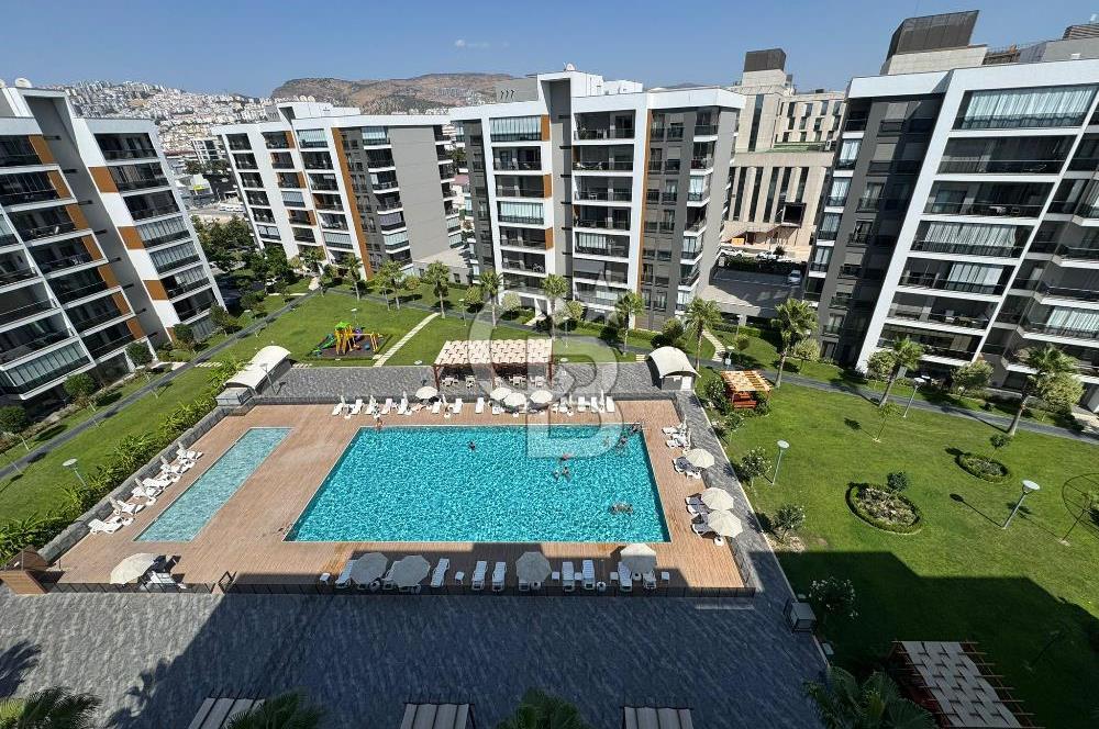 Ataşehir Modern1'de, 2 Balkondan Havuz Manzaralı, Satılık 3+1 Daire