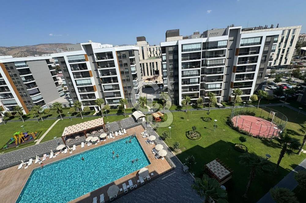 Ataşehir Modern1'de, 2 Balkondan Havuz Manzaralı, Satılık 3+1 Daire