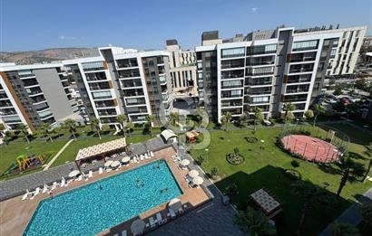 Ataşehir Modern1'de, 2 Balkondan Havuz Manzaralı, Satılık 3+1 Daire
