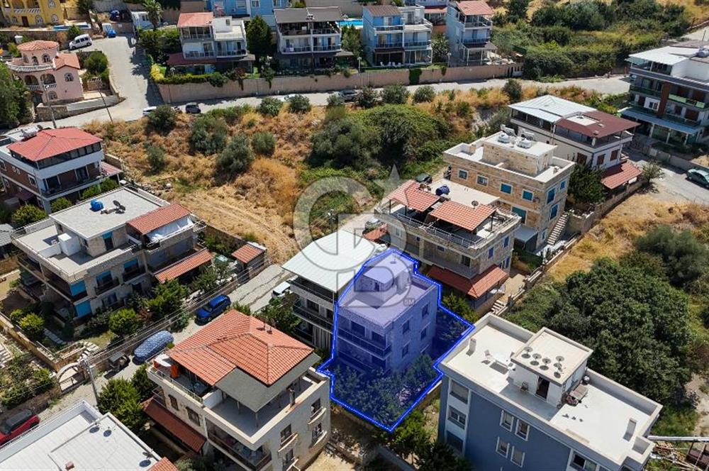 Yeni Foça'da Deniz Manzaralı 6+1 Bahçe Dubleksi