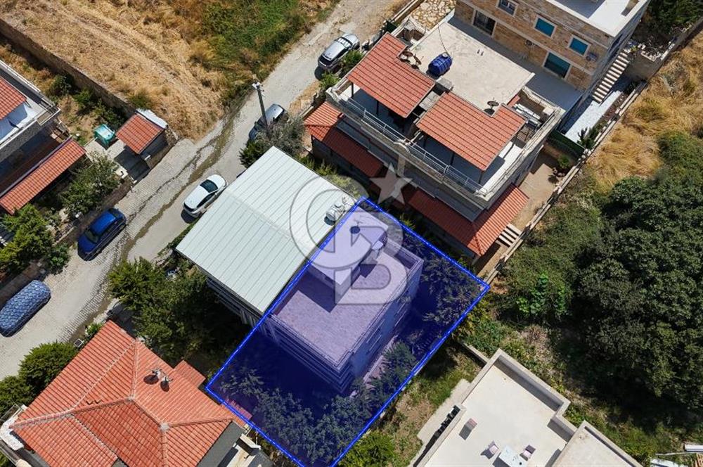 Yeni Foça'da Deniz Manzaralı 6+1 Bahçe Dubleksi
