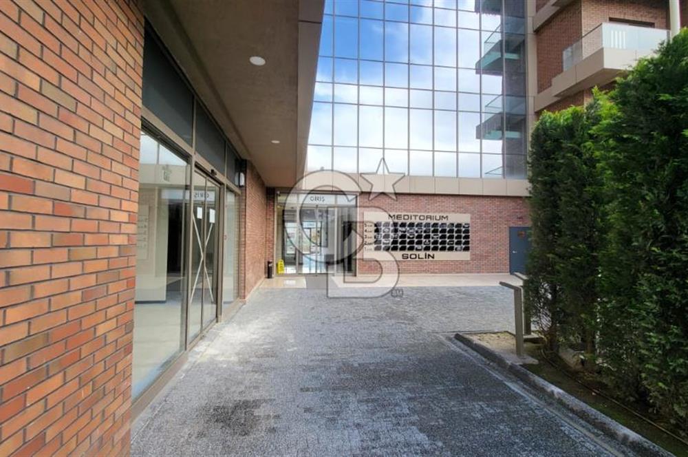 CB Envoy'dan Meditorium Sağlık Plazasında Doğa Manzaralı Ofis
