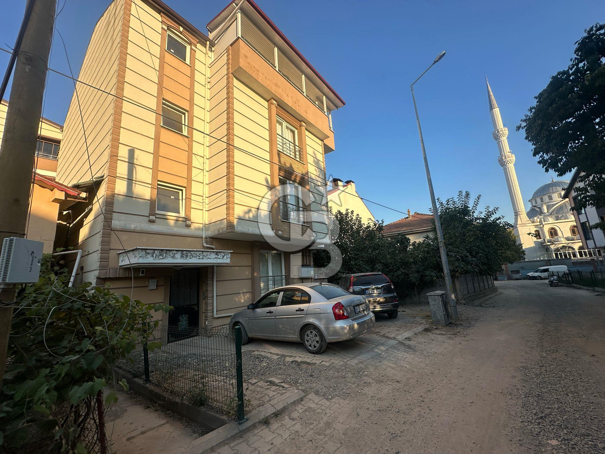DERİNCE ÇINARLI MAHALLESİ'NDE 2+1 ARA KAT SATILIK DAİRE