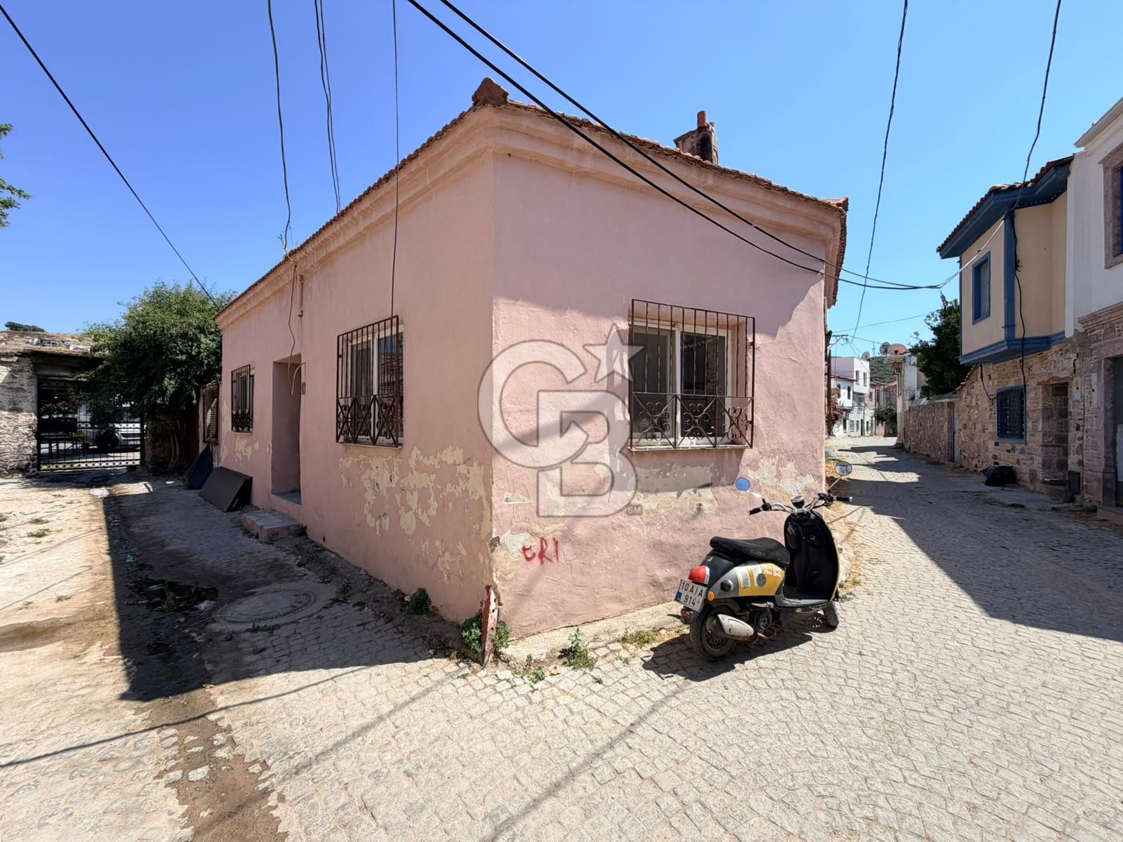 AYVALIK ZEKİBEY MAHALLESİ MERKEZİ KONUM BAHÇELİ YATIRIM FIRSATI