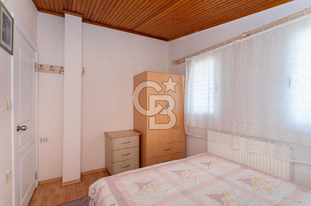 Yeni Foça’da Eşyalı, Bahçeli ve Geniş Yaşam Alanına Sahip 5+1 Tripleks Villa