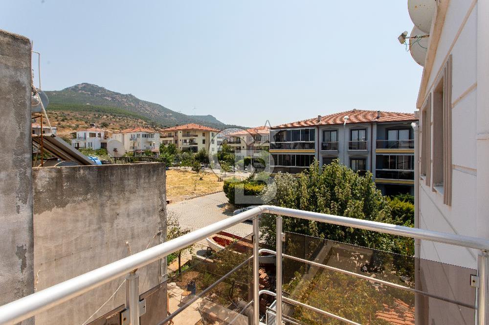 Yeni Foça’da Eşyalı, Bahçeli ve Geniş Yaşam Alanına Sahip 5+1 Tripleks Villa
