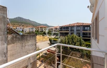 Yeni Foça’da Eşyalı, Bahçeli ve Geniş Yaşam Alanına Sahip 5+1 Tripleks Villa
