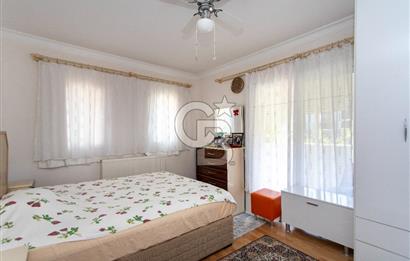 Yeni Foça’da Eşyalı, Bahçeli ve Geniş Yaşam Alanına Sahip 5+1 Tripleks Villa
