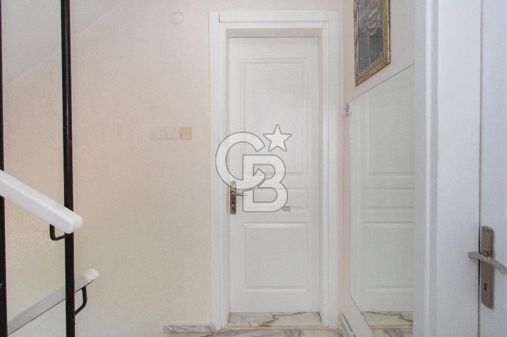 Yeni Foça’da Eşyalı, Bahçeli ve Geniş Yaşam Alanına Sahip 5+1 Tripleks Villa