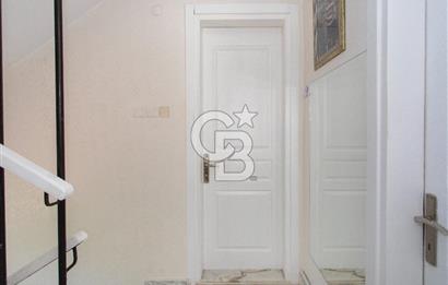 Yeni Foça’da Eşyalı, Bahçeli ve Geniş Yaşam Alanına Sahip 5+1 Tripleks Villa