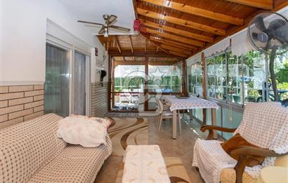 Yeni Foça’da Eşyalı, Bahçeli ve Geniş Yaşam Alanına Sahip 5+1 Tripleks Villa