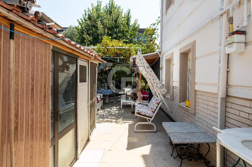 Yeni Foça’da Eşyalı, Bahçeli ve Geniş Yaşam Alanına Sahip 5+1 Tripleks Villa