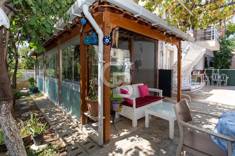 Yeni Foça’da Eşyalı, Bahçeli ve Geniş Yaşam Alanına Sahip 5+1 Tripleks Villa