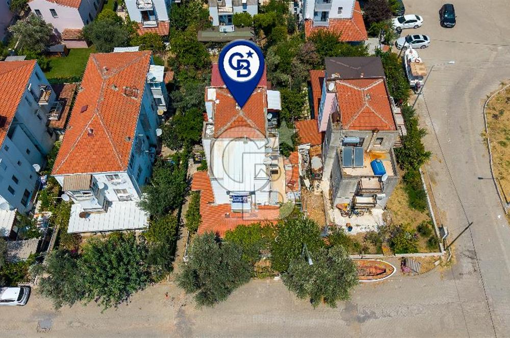 Yeni Foça’da Eşyalı, Bahçeli ve Geniş Yaşam Alanına Sahip 5+1 Tripleks Villa