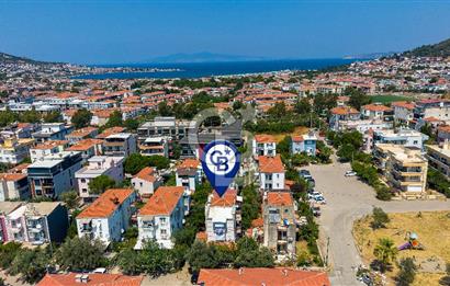 Yeni Foça’da Eşyalı, Bahçeli ve Geniş Yaşam Alanına Sahip 5+1 Tripleks Villa
