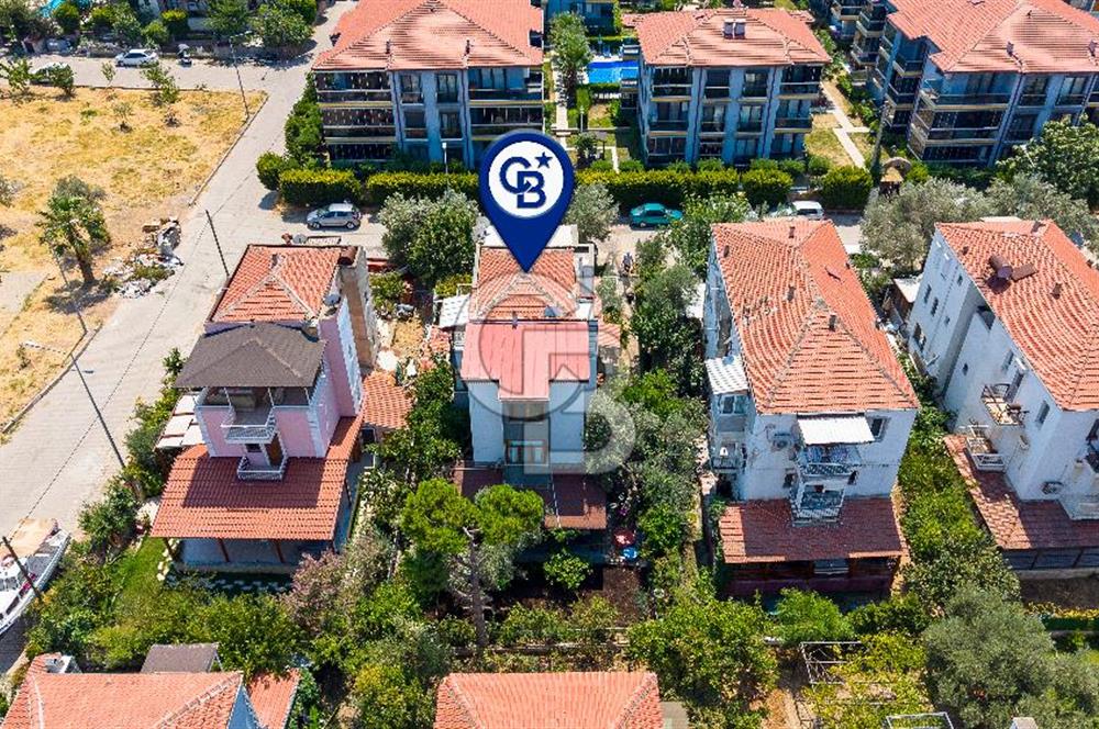 Yeni Foça’da Eşyalı, Bahçeli ve Geniş Yaşam Alanına Sahip 5+1 Tripleks Villa