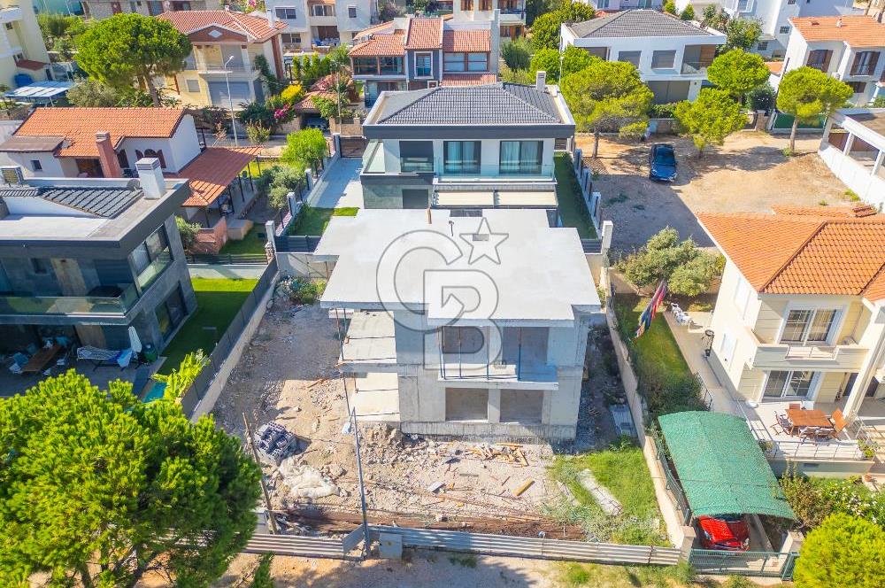 ÇEŞME YALI DA DENİZ MANZARALI 4+1 NATAMAM SATILIK VİLLA