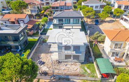 ÇEŞME YALI DA DENİZ MANZARALI 4+1 NATAMAM SATILIK VİLLA